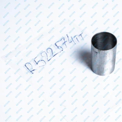 Sleeve John Deere R522574